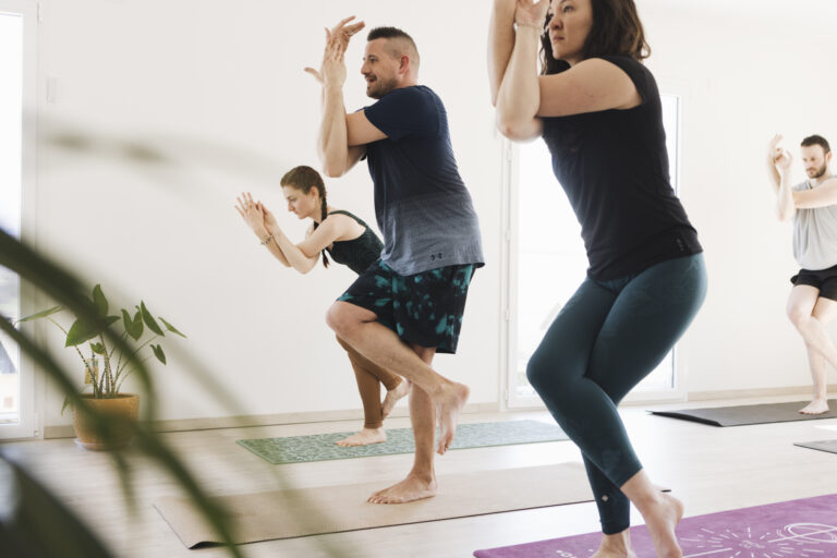 Lire la suite à propos de l’article Garudasana : Comprends et maîtrise la posture de l’aigle !